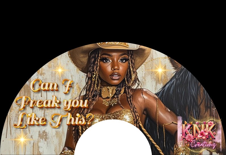 K&ouml;nnte beinhalten: Eine Frau tr&auml;gt einen goldenen und braunen Cowboyhut und ein goldfarbenes Paillettenoberteil. Der Hintergrund ist ein gold- und braunes Holzmaserungsmuster. Der Text "Can I Freak You Like This?" ist in goldenen Buchstaben geschrieben. Der Text "KNK Creations" ist in rosa Buchstaben geschrieben.