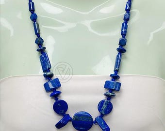 Collar artesanal de cuentas de lapislázuli, joyería de piedra preciosa azul intenso.