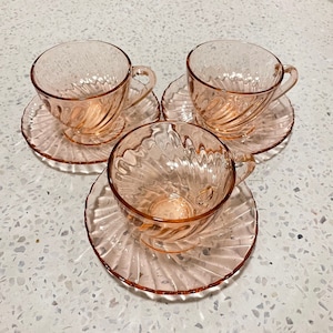 Vintage Pink Glass Tea Cups and Underplate Arcoroc France Rosaline Swirl, Collectible Teacups, Glass Collectibles, Blush Pink Glass