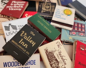 Peut inclure: Une collection de pochettes d'allumettes vintage avec différents motifs et textes. Les pochettes présentent des images de bâtiments, de logos et des textes tels que "The Valley Inn", "The Audubon Inn", "Kingsmill Resort", "Viceroy" et "USA".