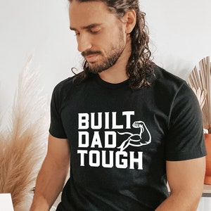 Construit Dad Tough SVG - PNG et DXF inclus. Anniversaire svg, fête des pères svg, drôle svg, fichiers papa svg, papa cadeau tshirt, diy papa fort svg