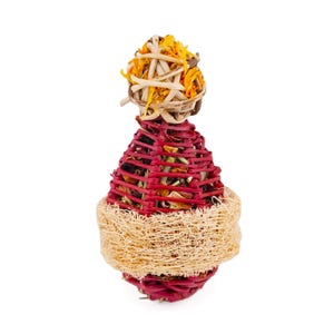 Pode incluir: Um brinquedo para pássaros com um corpo vermelho tecido, uma faixa de bucha vegetal bege e um topo feito de flores secas e galhos. O brinquedo é projetado para pássaros pequenos e é feito de materiais naturais.