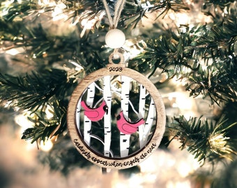 Los cardenales aparecen cuando los ángeles están cerca, en adornos de recuerdo, decoración navideña cardenal, adornos de árbol de Navidad de madera, regalos de simpatía