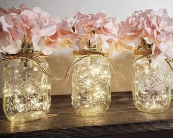 Tarros de albañil iluminados con hadas con hortensias, luces de tarro de albañil, decoración de mesa de granja, decoración de bodas, centro de mesa de eventos, núcleo vintage/cabaña