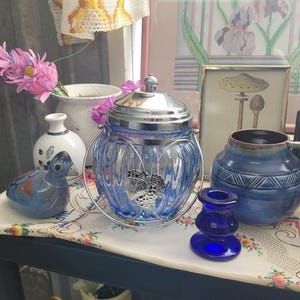 Frasco de boticario de vidrio azul antiguo, con tapa de alambre y mecanismo musical. Japón