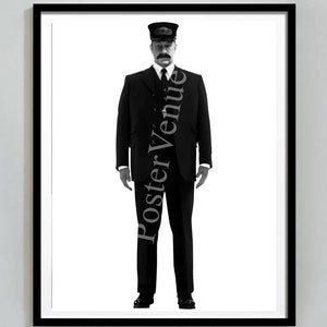 Może przedstawiać: Czarno-białe zdjęcie mężczyzny w mundurze i czapce konduktora. Stoi z rękami po bokach i patrzy prosto w obiektyw.