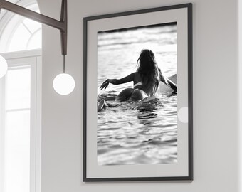Vintage Surfing Poster: Frau am Surfbrett, schwarz weiss Fotografie (Digitaler Download)