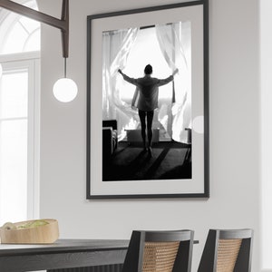 Frau im Fenster Print, feministisches Poster, schwarz weiß, Vintage Fotografie, Mode Wandkunst, Teenager Mädchen Badezimmer Dekor, digitaler Download