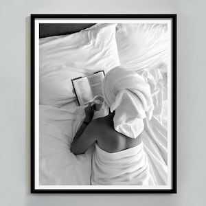 ベッドで本を読む女性のプリント、フェミニストポスター、白黒、ファッション写真、ヴィンテージウォールアート、女の子の部屋の装飾、デジタルダウンロード