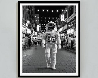 Könnte beinhalten: Ein Schwarzweißfoto eines Astronauten, der nachts durch eine überfüllte Straße geht. Der Astronaut trägt einen weißen Raumanzug und einen Helm. Die Straße ist gesäumt von Geschäften und Gebäuden, und es sind Menschen unterwegs.