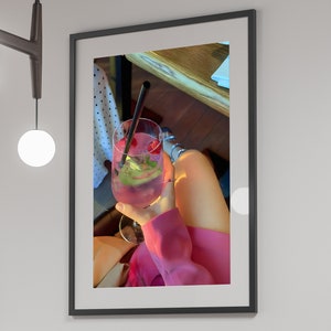 Mujer bebiendo cartel de cóctel, impresión de carrito de bar, arte de pared de cóctel, arte de pared de cocina, comedor, decoración de habitación Hypebeast Y2K, descarga digital