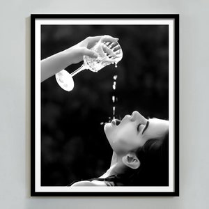 シャンパンを飲む喉の渇いた女性たちのプリント、白黒、カクテルウォールアート、バーカートの装飾、Hypebeastポスター、部屋の装飾、デジタルダウンロード