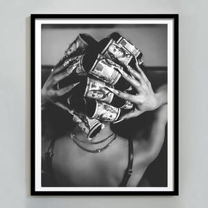 Zwarte vrouw met geld op hoofd print, zwart-wit, luxe trendy mode muurkunst, Hypebeast & maximalist kamer decor, digitale download