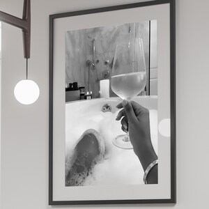 バスタブでワインを飲む女性のプリント、ハイヒールのフェミニストポスター、バスルームの壁アート、十代の女の子のバスルームの装飾、黒と白の豪華なバスタブ