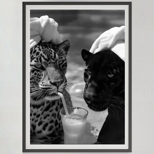 カクテルを飲むチーターとジャガーのプリント、白黒の壁アート、ビンテージ写真、ファッションプリント、バーカートの装飾、デジタルダウンロード