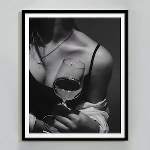 シャンパンを飲む女性のプリント、白黒、フェミニストプリント、高級ワインプリント、バーカートの壁アート、アルコールの壁アート、デジタルダウンロード
