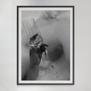 バスルームポスター、バスタブでワインを飲む女性のプリント、白黒、バーカートの壁アート、印刷可能なハイプビーストルームデコレーション、デジタルダウンロード