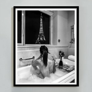 バスタブでワインを飲む女性のプリント、白黒、バスルームのポスター、エッフェル塔の壁アート、十代の女の子のバスルームの装飾、ヴィンテージバーのプリント