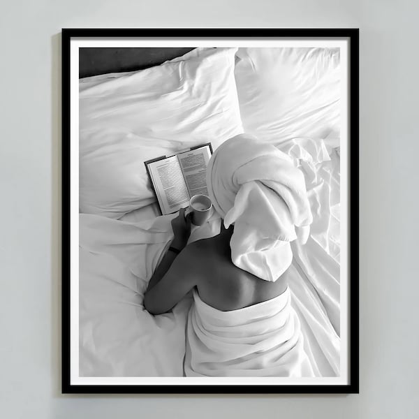 Mujer leyendo libro en la cama impresión, cartel feminista, blanco y negro, fotografía de moda, arte de pared vintage, decoración de la habitación de las niñas, descarga digital