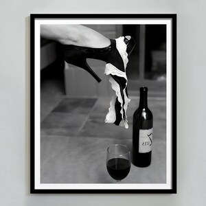 ハイヒールでワインを飲む女性のプリント、白黒フェミニストポスター、バーカートウォールアート、アルコールポスター、女の子の部屋の装飾、デジタルダウンロード