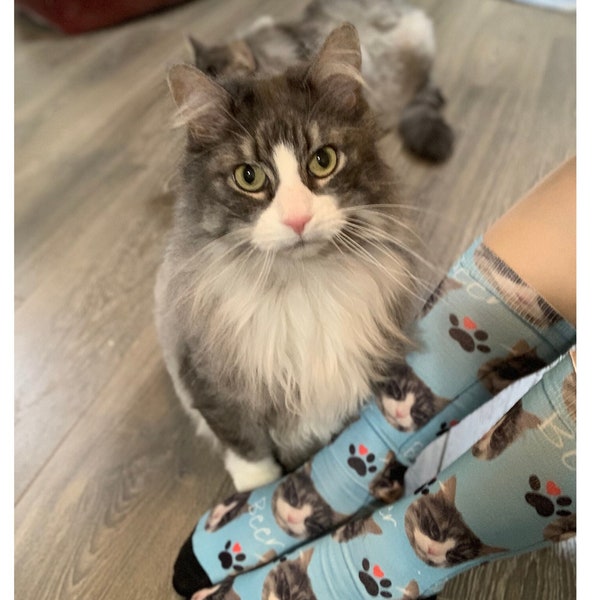 Kundenspezifische Haustiersocken vom Foto | Personalisierte Socken mit Gesicht | Einzigartige Tier Portraits | Geschenke für Hunde Katzen Liebhaber | Über der Wade erhältlich