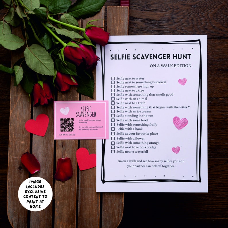 Puede incluir: Un juego de b&uacute;squeda de selfies imprimible con un dise&ntilde;o de coraz&oacute;n rosa. El juego se titula "Selfie Scavenger Hunt: On a Walk Edition". El juego incluye una lista de desaf&iacute;os de selfies para completar mientras se camina, como tomar una selfie junto al agua, un &aacute;rbol o un tren.