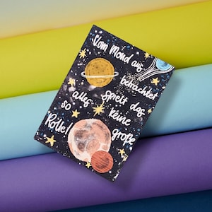 Postkarte "vom Mond aus betrachtet spielt das alles keine so große Rolle" | Mutmacher Karte | positive Sprüche zum Nachdenken | Weltall