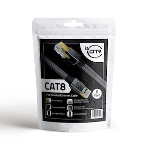 Puede incluir: Cable Ethernet plano trenzado CAT8 negro, de aproximadamente 1,83 metros de largo, en una bolsa blanca. El cable tiene contactos chapados en oro y una carcasa de aluminio. El paquete incluye el logotipo "DTR" y los detalles del producto.