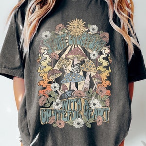 Everyday Grateful Heart Mushroom Oversized TShirt, Comfort Colors Tshirt, Mashroom Shirt, Womens Graphic Tees, Retro Shirt, Festival Outfit