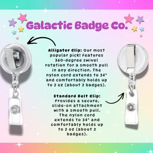 Peut inclure: Deux enrouleurs de badge en plastique transparent de Galactic Badge Co. Celui de gauche poss&egrave;de une pince crocodile pivotante &agrave; 360 degr&eacute;s. Celui de droite a une pince de ceinture coulissante. Cordon en nylon de 86 cm supportant 57 grammes.