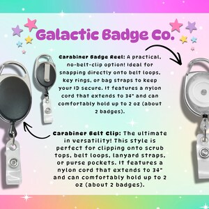 Peut inclure: Trois enrouleurs de badge &agrave; mousqueton avec bo&icirc;tiers circulaires noirs et transparents, clips m&eacute;talliques argent&eacute;s et sangles en plastique transparent. Le texte indique : Galactic Badge Co. Carabiner Badge Reel et Carabiner Belt Clip.