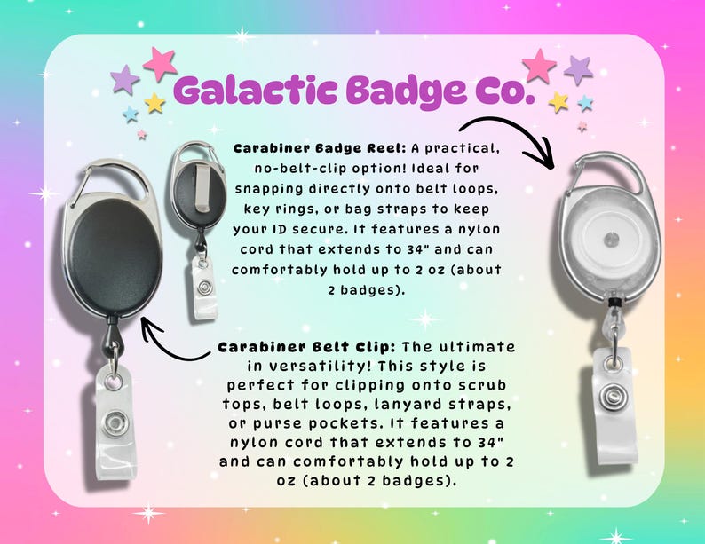 Peut inclure: Trois enrouleurs de badge &agrave; mousqueton avec bo&icirc;tiers circulaires noirs et transparents, clips m&eacute;talliques argent&eacute;s et sangles en plastique transparent. Le texte indique : Galactic Badge Co. Carabiner Badge Reel et Carabiner Belt Clip.