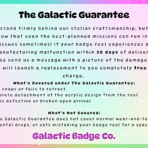Peut inclure: Un graphique informatif rectangulaire avec une bordure d&eacute;grad&eacute;e arc-en-ciel pastel et un centre blanc. Le texte indique : The Galactic Guarantee, d&eacute;taillant une politique de remplacement de 30 jours pour les enrouleurs de badge, incluant les probl&egrave;mes de cordon, d'acrylique et de clip, se terminant par Galactic Badge Co.