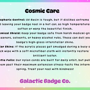 Peut inclure: Une carte rectangulaire intitul&eacute;e Cosmic Care sur un fond d&eacute;grad&eacute; pastel. Elle fournit des instructions pour les enrouleurs de badge, concernant la chaleur, les produits chimiques, le nettoyage en microfibre et l'usage du cordon. Galactic Badge Co.