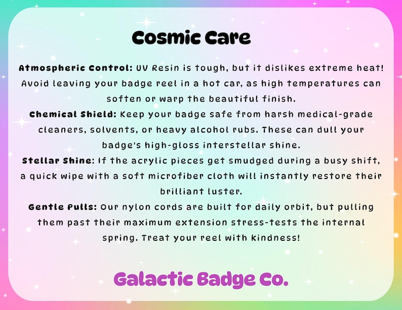 Peut inclure: Une carte rectangulaire intitul&eacute;e Cosmic Care sur un fond d&eacute;grad&eacute; pastel. Elle fournit des instructions pour les enrouleurs de badge, concernant la chaleur, les produits chimiques, le nettoyage en microfibre et l'usage du cordon. Galactic Badge Co.