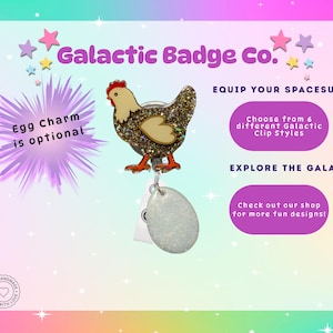 Peut inclure: Un enrouleur de badge repr&eacute;sentant une poule marron paillet&eacute;e avec une cr&ecirc;te rouge et des pattes orange, attach&eacute; &agrave; une breloque en forme d'&oelig;uf blanc. Le fond affiche le texte Galactic Badge Co., Equip Your Spacesuit, Choose from 6 different Galactic Clip Styles, Explore the Galaxy, et Check out our shop for more fun designs.
