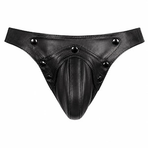 Könnte beinhalten: Ein schwarzer Leder-Jockstrap mit einer konturierten Fronttasche und vertikalen Ziernähten. Der Bund und die Seitenteile sind mit fünf polierten, schwarzen Metalldruckknöpfen versehen, die in einem symmetrischen Muster vorne angeordnet sind.