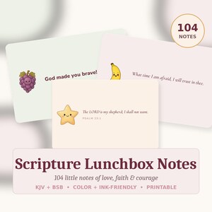 Può includere: Un set di 104 carte rettangolari intitolate Scripture Lunchbox Notes, con illustrazioni di un grappolo d'uva viola, una banana gialla e una stella gialla. Ogni carta mostra testi religiosi tra cui God made you brave, What time I am afraid, I will trust in thee e The LORD is my shepherd; I shall not want. Psalm 23:1.