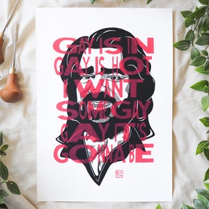 Può includere: Un'illustrazione in bianco e nero di una persona con baffi e barba. La persona è circondata dalle parole "Gay is in, Gay is hot, I want some gay, Gay it's gonna be" in rosa.