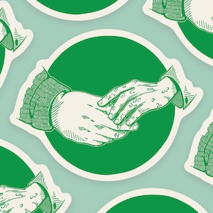 Op de afbeelding: Een herhalend patroon van handen die elkaar vasthouden in een handdruk, weergegeven in een vintage, gegraveerde stijl. De handen zijn gedetailleerd weergegeven in een lijntekeningstijl, met zichtbare aderen en rimpels. Elke handdruk staat tegen een groene cirkel met een crèmekleurige rand, op een lichtblauwe achtergrond.