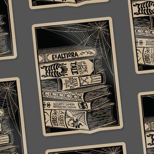 Op de afbeelding: Een stapel vintage boeken met een spinnenwebontwerp op de omslag. De boeken zijn getiteld "Ex Altiora", "A Guest for Spider", "The Bone Turners", "A Plague of the Azure" en "Tale".