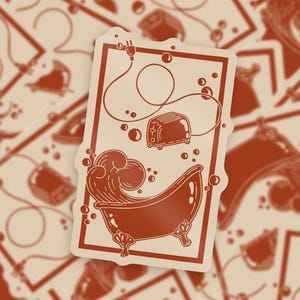 Op de afbeelding: Een sticker met een roodbruine illustratie van een badkuip, bellen en een broodrooster aangesloten op een stekker. De sticker heeft een crèmekleurige achtergrond en is omgeven door soortgelijke stickers.