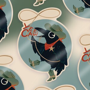 Op de afbeelding: Een set van drie stickers met een cartoonkraai die een cowboyhoed draagt en een lasso vasthoudt. De kraai is zwart met een rode bandana en een ster op zijn borst. De stickers hebben een blauwe achtergrond met de tekst "Yee Caw" in rood en wit.