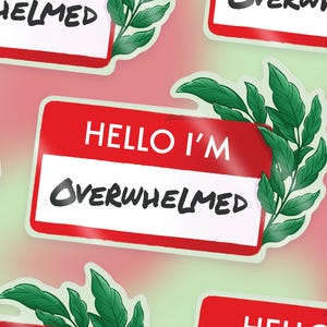 Könnte beinhalten: Roter und weißer Namensschild-Aufkleber mit grünen Blättern. Der Aufkleber lautet "Hallo, ich bin überfordert".