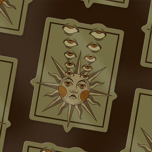 Op de afbeelding: Een herhalend patroon van tarotkaartstickers. Elke sticker toont een zon met meerdere ogen, een gezicht en stralen in de vorm van een ster. Het kleurenpalet omvat tinten groen, bruin en oranje. De stickers zijn rechthoekig met afgeronde hoeken.
