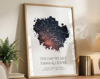 Könnte beinhalten: Ein gerahmter vertikaler Wandkunstdruck mit einer dunkelblauen und schwarzen Sternenkarte in unregelmäßiger Spritzerform. Der Text lautet: THE DAY WE MET, EMMA & OLIVER, SYDNEY NSW, AUSTRALIA, SEPTEMBER 18, 2017, 33.8688° S 151.2093° E.