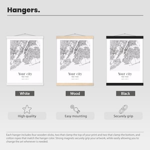 以下が含まれることがあります： 白、木、黒の3つの地図ハンガー。それぞれに「Your city」と「Your State」の文字が入った白黒の都市地図が表示されています。ハンガーには木の棒と綿ロープが含まれています。特徴は、高品質、簡単な取り付け、安全なグリップです。