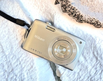 Nikon COOLPIX S3300 16 MP digitale camera met 6x optische zoom Zilver Y2K