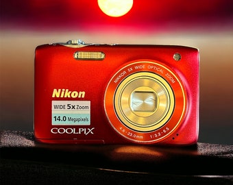 Nikon COOLPIX S3100 14 MP Digitalkamera mit 5x NIKKOR Weitwinkelobjektiv mit optischem Zoom, rot, Baujahr 2000