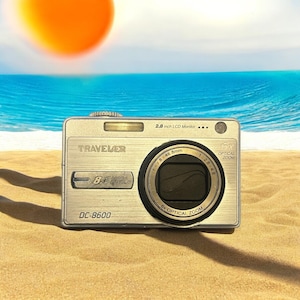 Appareil photo numérique argenté Traveller DC-8600 | Batterie, carte SD et chargeur inclus | Testé et fonctionnel